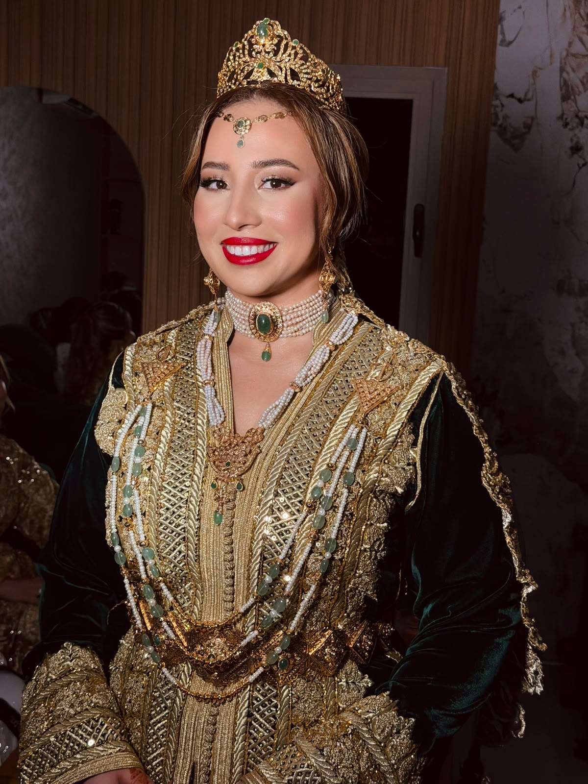 Mariée marocaine en caftan vert et or, coiffée d’une couronne traditionnelle