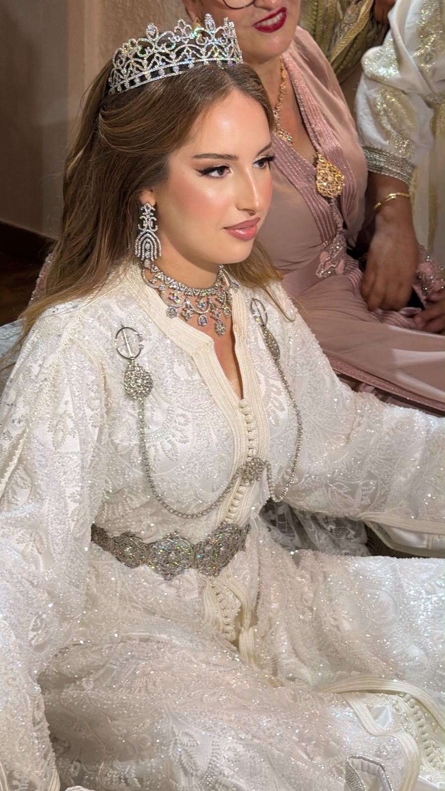 Mariée en tenue blanche brodée et couronne argentée