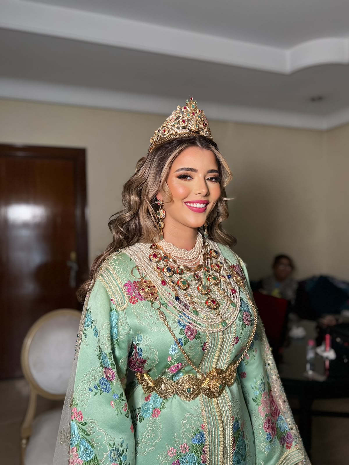 Mariée marocaine en caftan vert menthe fleuri et couronne dorée