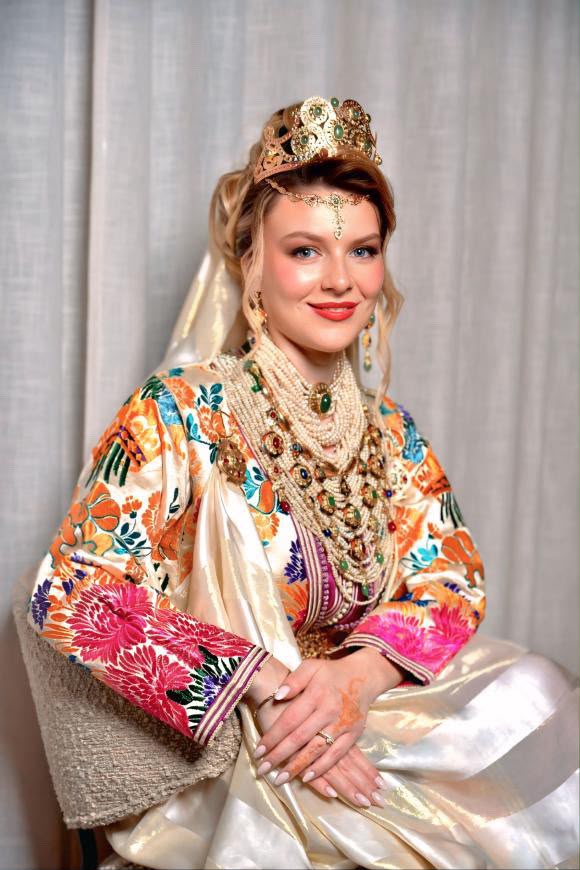 Mariée en caftan marocain ivoire richement brodé, portant une couronne dorée